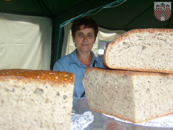 : Na zdjęciu Jadwiga Plesińska wraz z chlebem tatarczuchem.